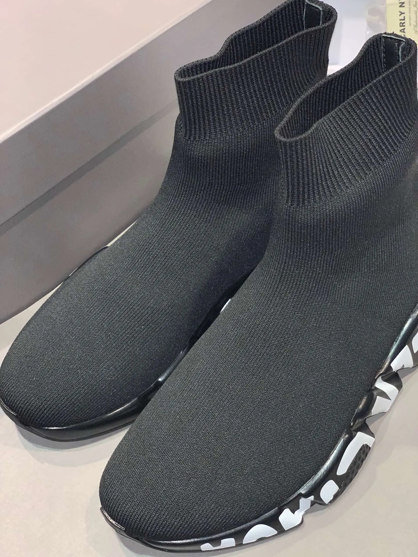 👟👟Ex-factory price 420👟👟 [Ready stock top version vacuum outsole] Balenciaga 👣Size: 35 36 37 38 39 40 41 42 43 44 45 [Socks in original packaging delivered] 🔥Balenciaga's "Speed" High-top sock-style sneakers are instantly recognizable and have ever-lasting popularity. This item is made in Italy from stretch knitted fabric. The rubber sole has excellent elasticity. Only half of the brand name printed on it is visible. Compared with the previous exaggerated and eye-catching style, it has a sense of "half-covering the face as if holding a pipa", and the brand's ingenuity in innovating the logo printing trend can also be seen.